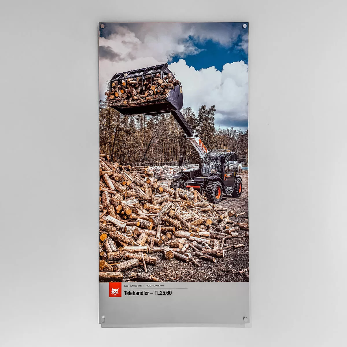 Aluminium poster – TL25.60 telehandler working with wood