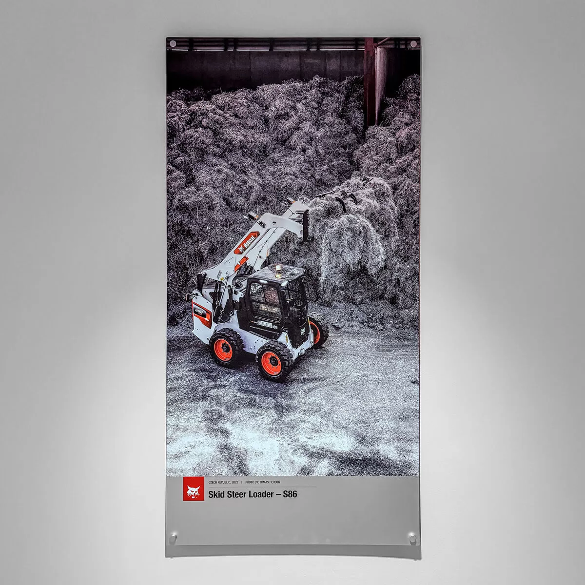 Aluminium poster – S86 skid steer loader in waste management
