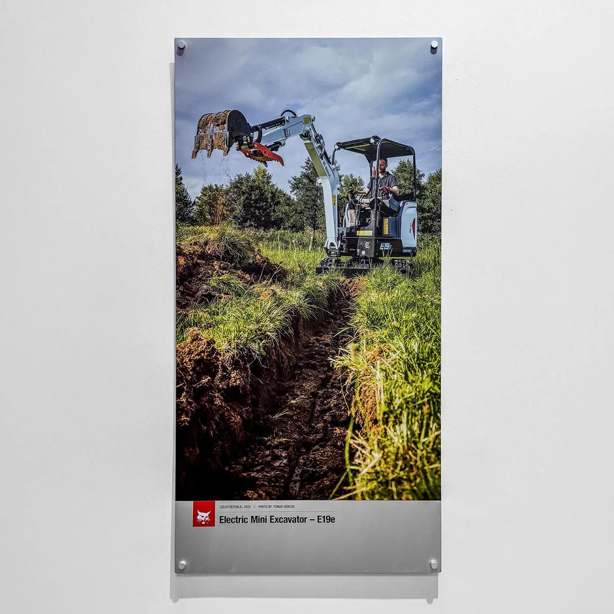 Aluminium poster – E19e mini excavator digging a furrow